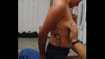 Cogiendo con la sirvienta en el taller sobre un colchon inflable