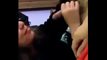 Maestra chupando la verga de un alumno que se viene en su boca