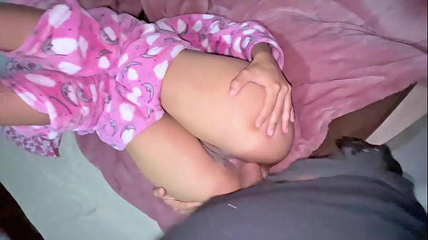 Linda jovencita en pihama es follada por su ano apretado
