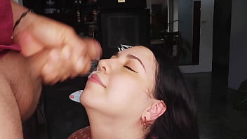La vecina chupando y follando a gusto despues de dejar a su novio