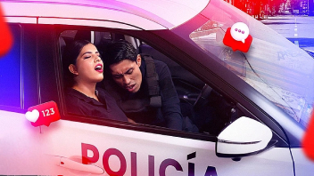 Policía mexicana folla con su compañero en patrulla nocturna