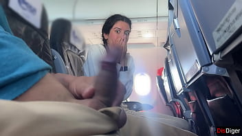 Exhibe su verga en el avion y una chica curiosa lo masturba