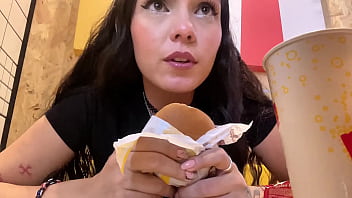 ¿Me la va a meter o va pagar? Ella paga la cuenta por sexo