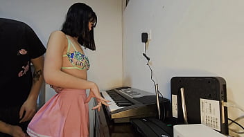 Jovencita en falda quiere que le ensene a tocar el piano