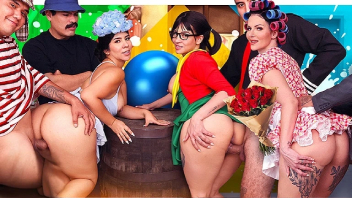 La bruja del 69 las pone a coger en plena vecindad