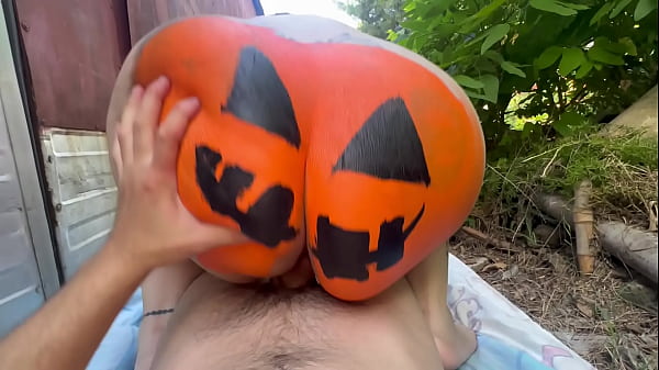 Rellenando la calabaza a una putita en Halloween ¿Dulce o Sexo?