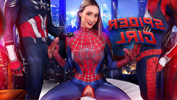 Spider girl detonada: Lula en trío con dos superhéroes