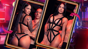 Ashley Sanz es cogida en el club swinger ante todos