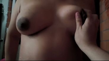 Milf morena monta la verga de su esposo para despertarlo
