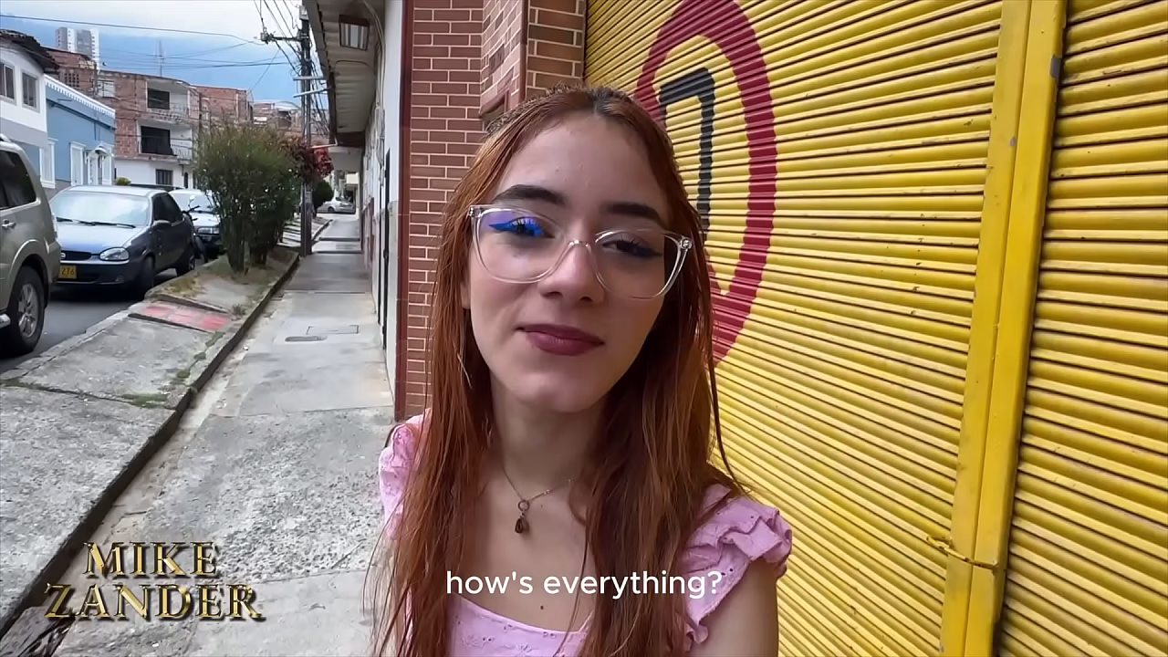 La novia lo invita a casa y el acaba cogiendose a su linda suegra