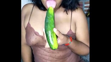 Morra caliente se masturba con un pepino en el sofa
