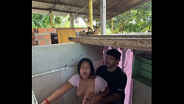 Morenita embarazada se coge al primo de su marido en el baño
