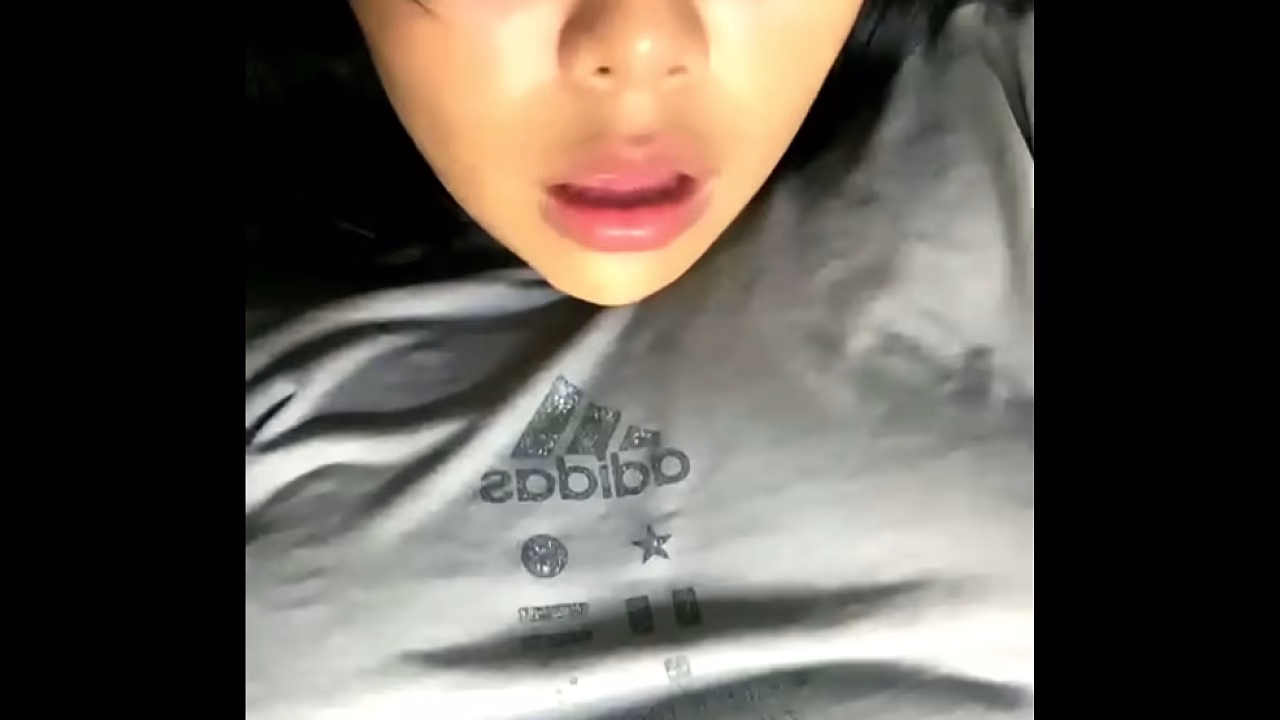 Rica puti pobre se da placer sola en su sofa